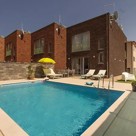 Wonderful Marena With Pool Near The Beach *