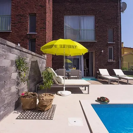 Wonderful Marena With Pool Near The Beach *