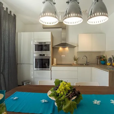 Wonderful Marena With Pool Near The Beach * Ližnjan