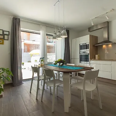 Wonderful Marena With Pool Near The Beach *