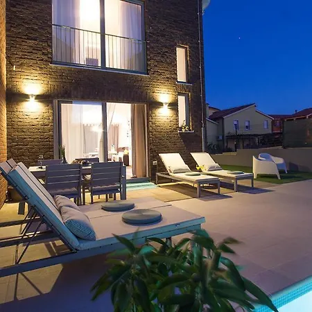 Wonderful Marena With Pool Near The Beach