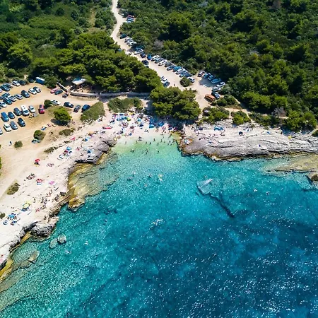 Wonderful Marena With Pool Near The Beach *