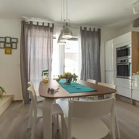 Wonderful Marena With Pool Near The Beach *