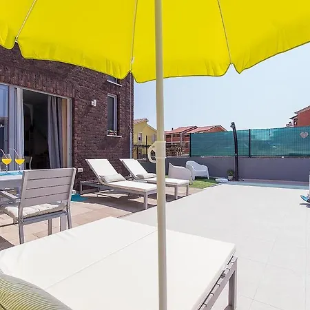 Wonderful Marena With Pool Near The Beach
